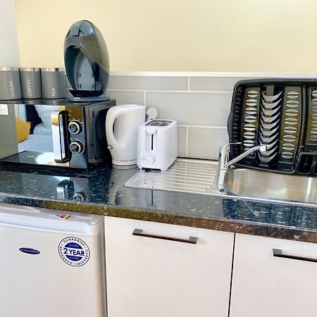 London Studio Apartments, Private Bathroom, Kitchenette, Parking, Np7 Екстер'єр фото